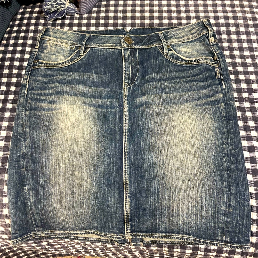 Silver Jeans Denim Mini Skirt, Size W31”, SUPER CUTE, Smoke Free Home.